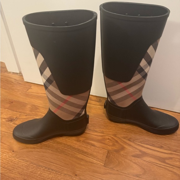 Burberry rain boots, Size 37- authentic! Excellent condition! - Picture 4 of 4